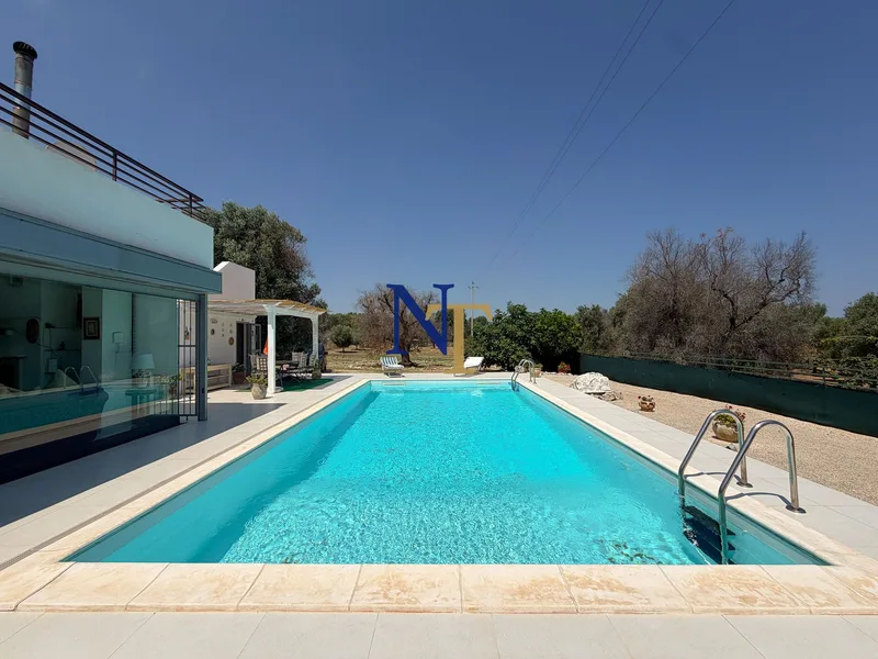 Villa with Private Pool and 3,764 sqm of Land for Sale in Puglia — 5
