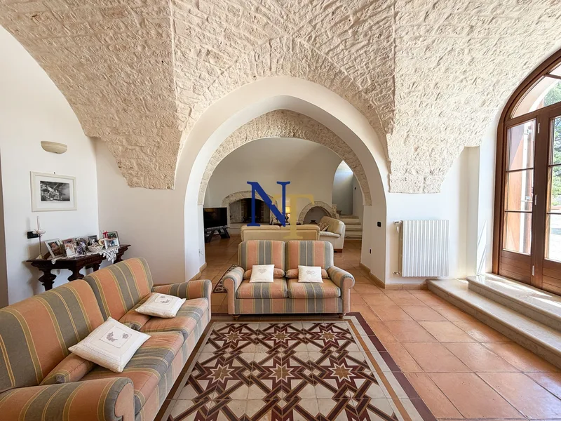 Historic 5-Bedroom Villa with 6,784 sqm of Land for Sale in Valle d’Itria — 7