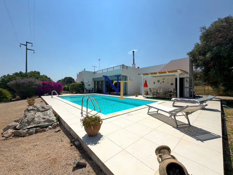 Villa with Private Pool and 3,764 sqm of Land for Sale in Puglia