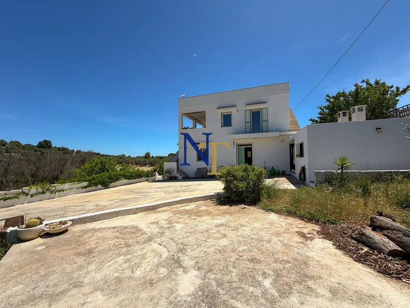 Countryside Villa with 3,082 sqm of Land for Sale near Ostuni — 3