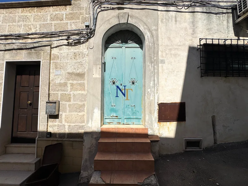 Historic Townhouse with 120 sqm Rooftop Terrace for Sale in Oria