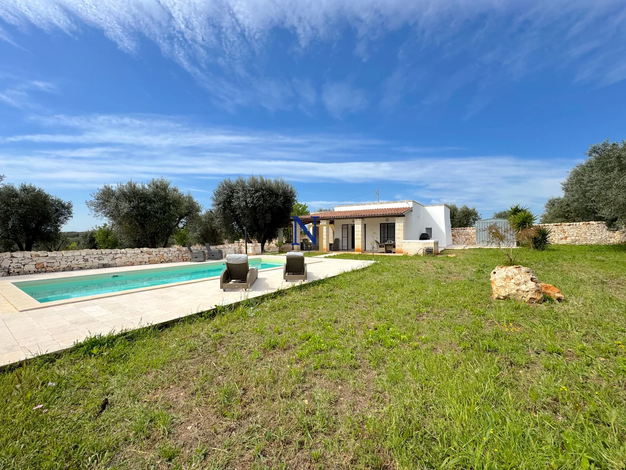 Villa with Private Pool and 13,000 sqm of Land for Sale near Ostuni — 2