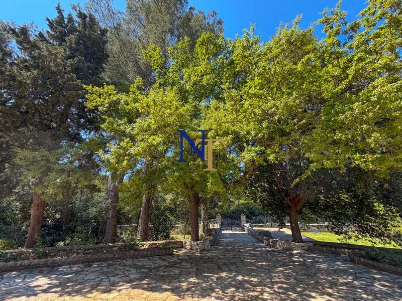 Villa with Trullo, Private Pool and 7,100 sqm of Land for Sale in Ceglie Messapica — 7