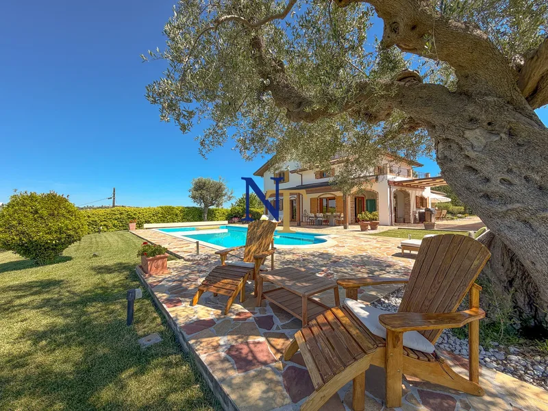 Panoramic Villa with Heated Infinity Pool for Sale in Bellante, Abruzzo — 2