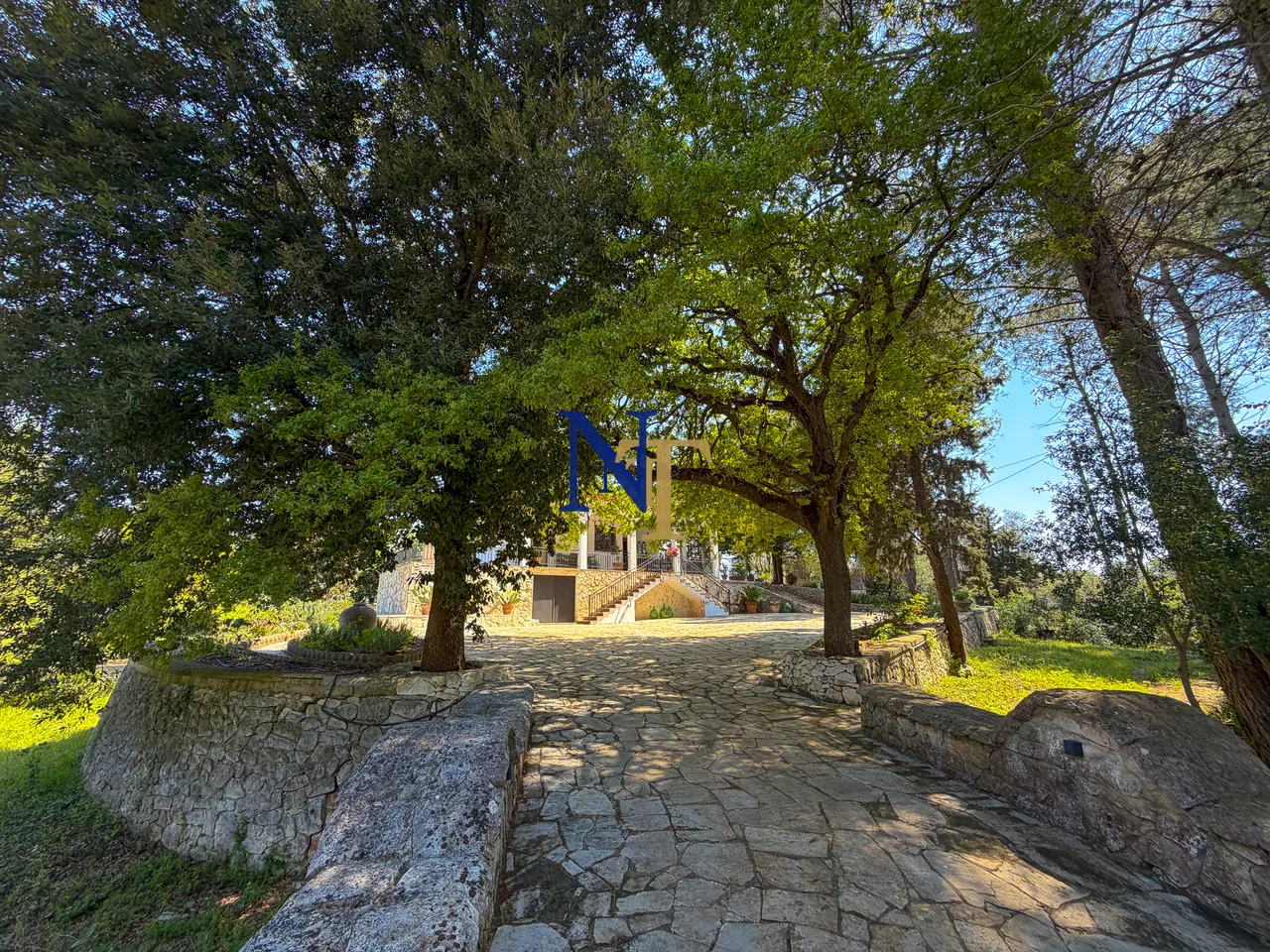 Villa with Trullo, Private Pool and 7,100 sqm of Land for Sale in Ceglie Messapica — 2