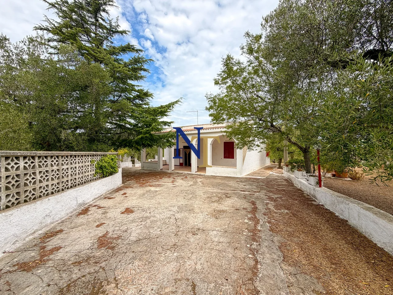 Countryside Property to Renovate with 7,200 sqm of Land for Sale near Ostuni