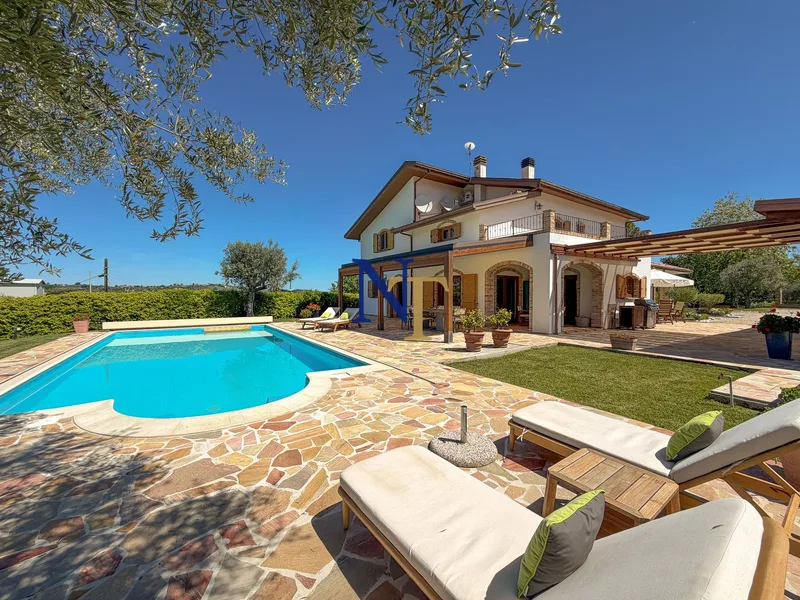 Panoramic Villa with Heated Infinity Pool for Sale in Bellante, Abruzzo — 4