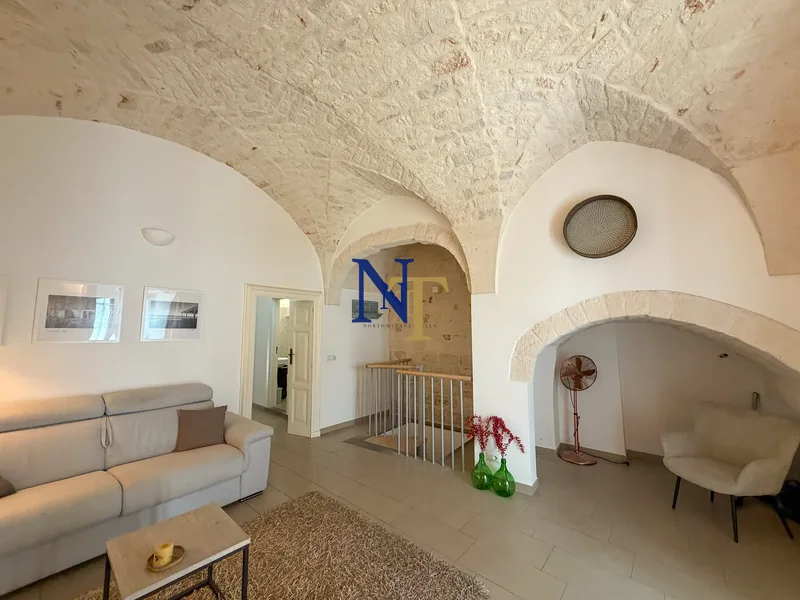 Spacious Independent House with 3 Entrances for Sale in Ceglie Messapica — 6