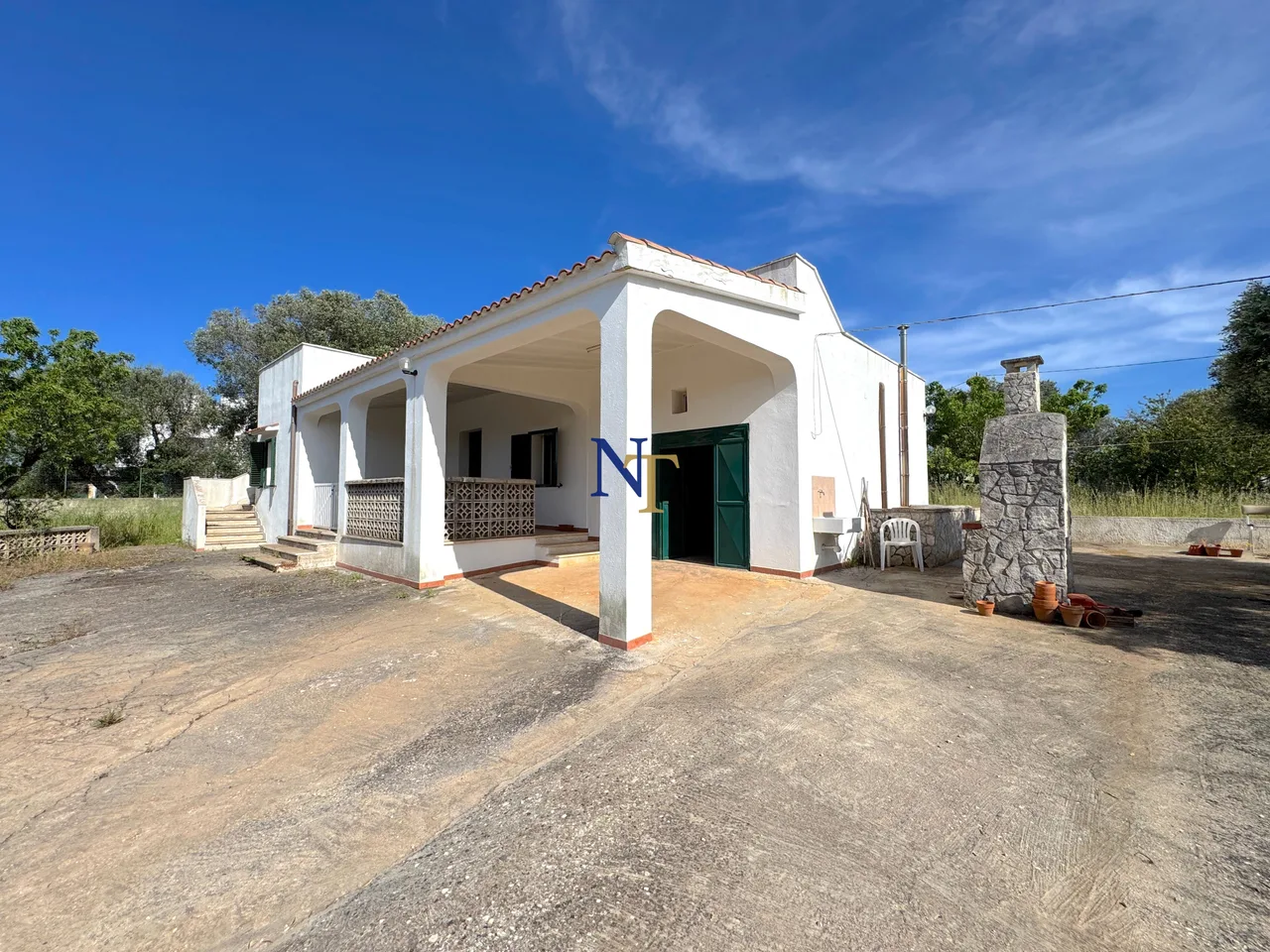 Villa to Renovate with 3,000 sqm of Land for Sale near Ostuni — 2
