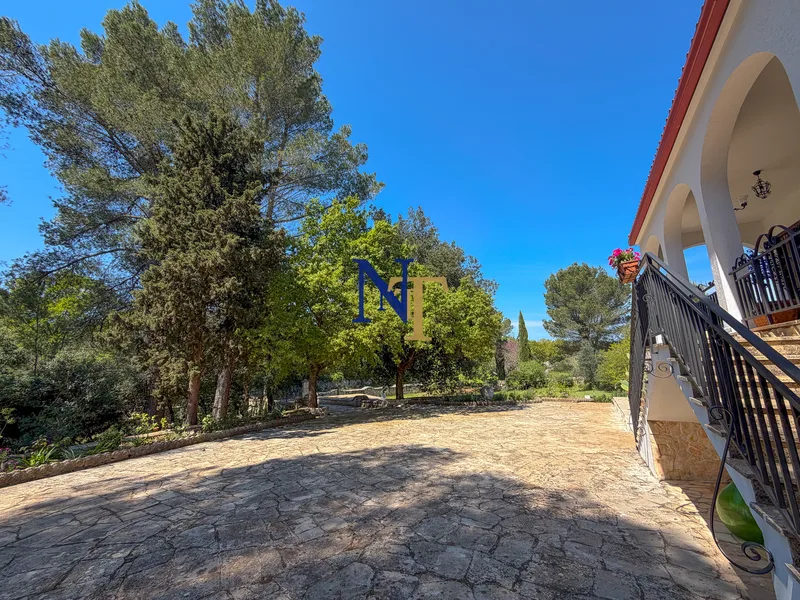 Villa with Trullo, Private Pool and 7,100 sqm of Land for Sale in Ceglie Messapica — 4