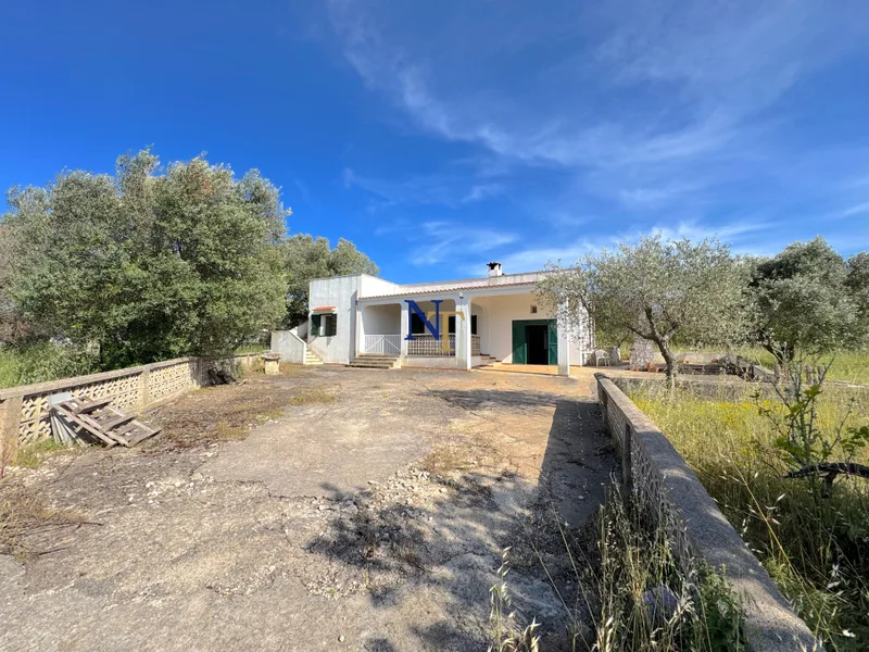 Villa to Renovate with 3,000 sqm of Land for Sale near Ostuni — 3