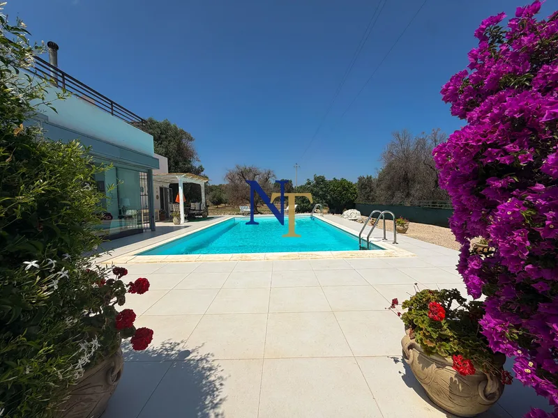 Villa with Private Pool and 3,764 sqm of Land for Sale in Puglia — 3