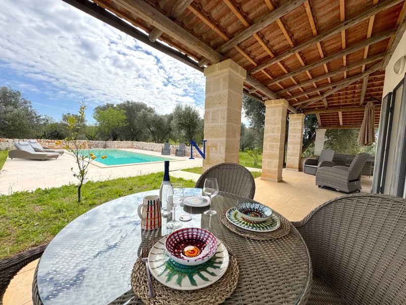 Villa with Private Pool and 13,000 sqm of Land for Sale near Ostuni — 3