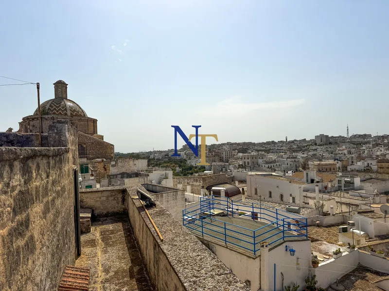 Casa Storica con 2 Camere, Terrazza Panoramica e Vista Mare in Vendita a Ostuni