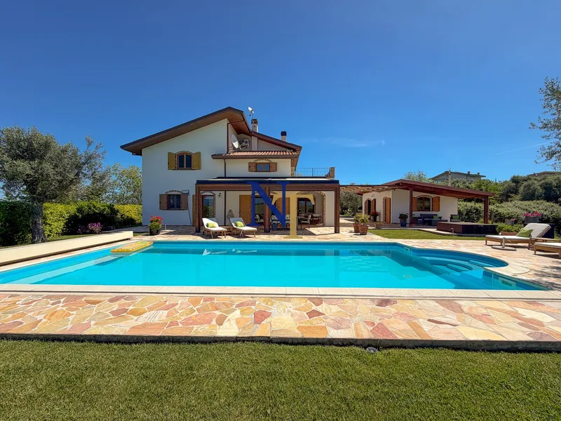 Panoramic Villa with Heated Infinity Pool for Sale in Bellante, Abruzzo