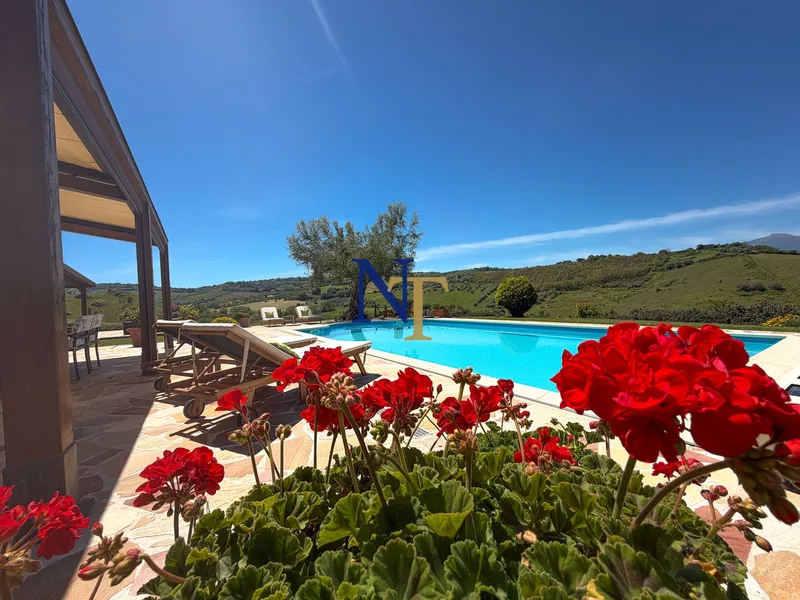 Panoramic Villa with Heated Infinity Pool for Sale in Bellante, Abruzzo — 3