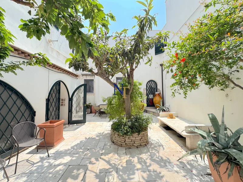 Historic House with Private Courtyard and Panoramic Terraces for Sale in Ostuni — 3