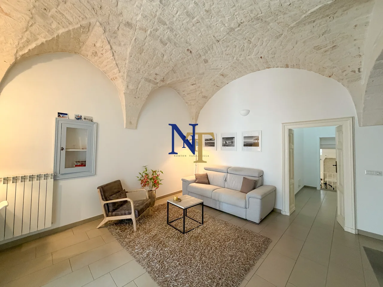 Spacious Independent House with 3 Entrances for Sale in Ceglie Messapica — 2