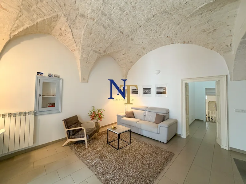 Spacious Independent House with 3 Entrances for Sale in Ceglie Messapica — 2