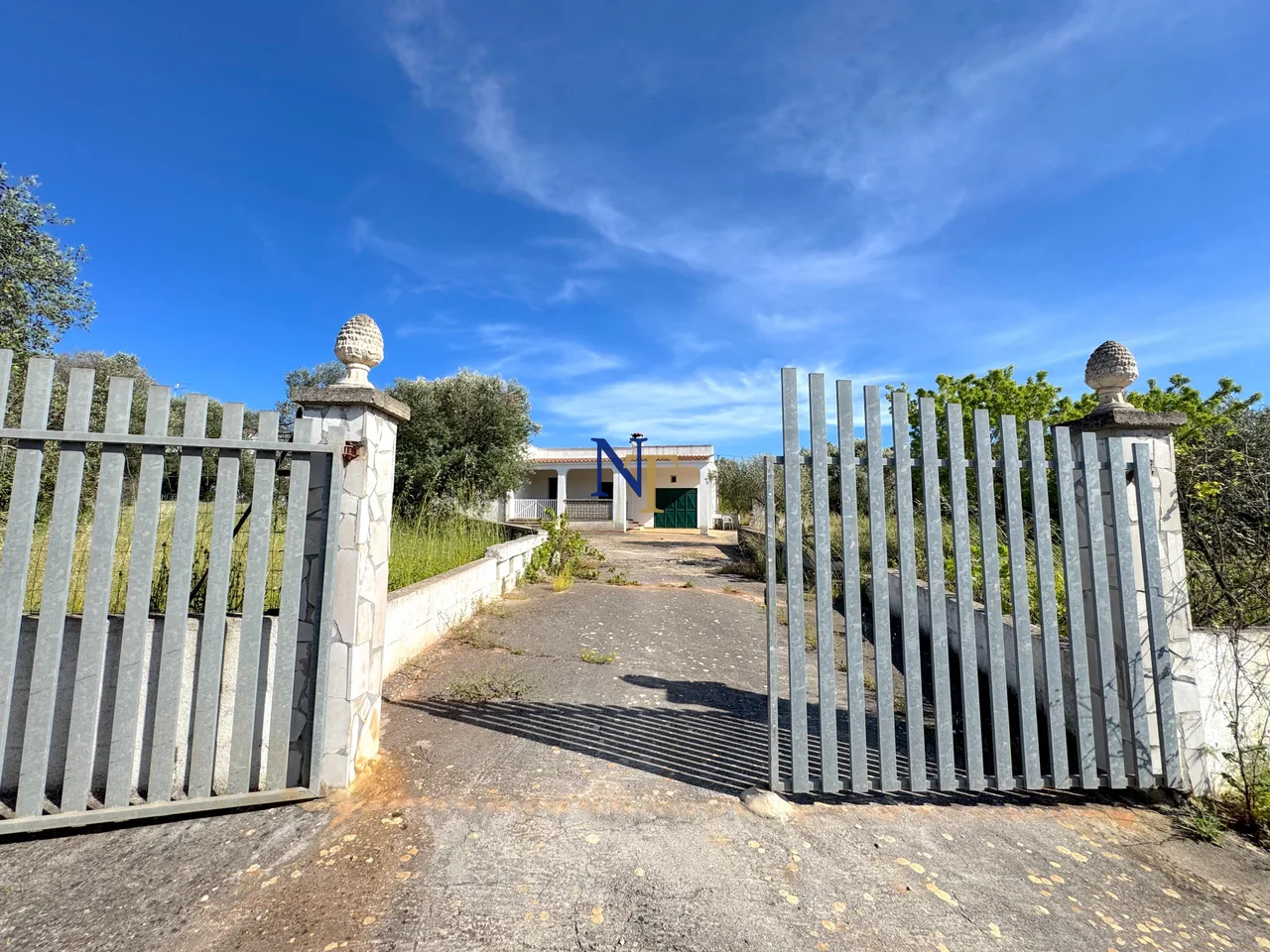 Villa to Renovate with 3,000 sqm of Land for Sale near Ostuni