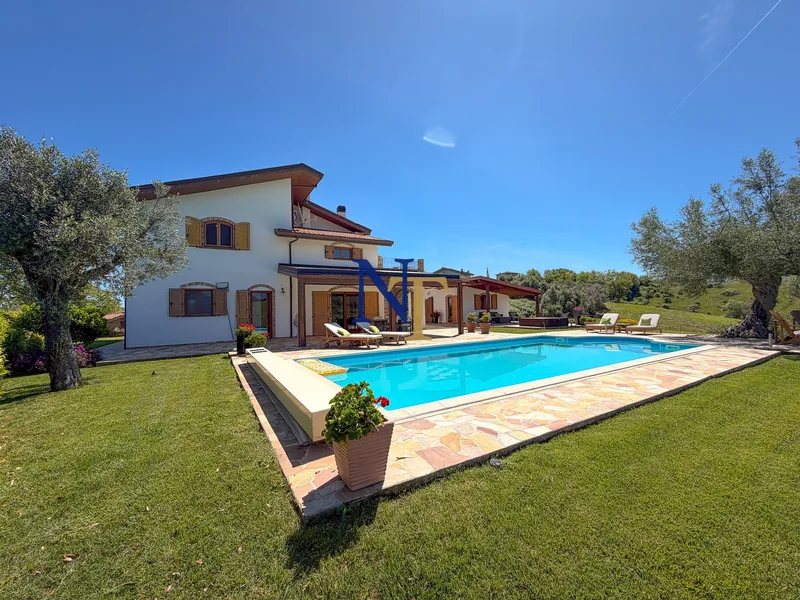 Panoramic Villa with Heated Infinity Pool for Sale in Bellante, Abruzzo — 7