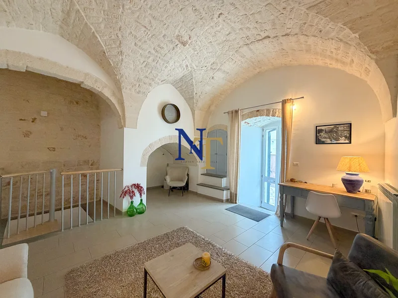 Spacious Independent House with 3 Entrances for Sale in Ceglie Messapica — 4